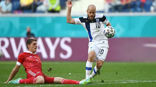 SAINT PETERSBURG, RUSSIA - JUNE 16: Teemu Pukki of Finland is challenged by Igor Diveev of Russia during the UEFA Euro 2020 Championship Group B match between Finland and Russia at Saint Petersburg Stadium on June 16, 2021 in Saint Petersburg, Russia. (Photo by Kirill Kudryavtsev - Pool/Getty Images)