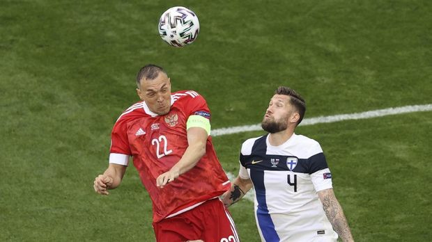Timnas Rusia vs Timnas Finlandia Euro 2020 Russia's Artem Dzyuba, left, and Finland's Joona Toivio challenge for the ball during the Euro 2020 soccer championship group B match between Russia and Finland at Gazprom arena stadium in St. Petersburg, Russia, Wednesday, June 16, 2021. (AP Photo/Anton Vaganov, Pool)