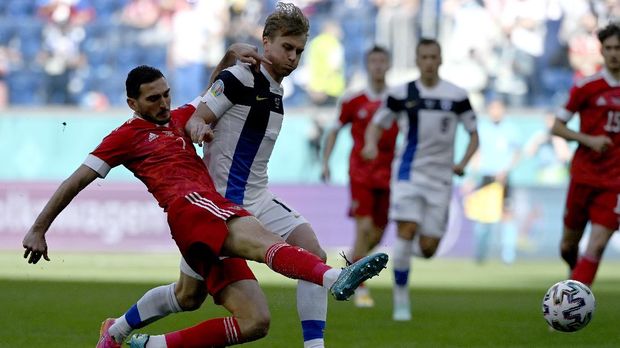 Russia's Magomed Ozdoyev, left, and Finland's Rasmus Schueller, right, challenge for the ball during the Euro 2020 soccer championship group B match between Finland and Russia at the Gazprom Arena stadium in St. Petersburg, Russia Wednesday, June 16, 2021. (AP Photo/Kirill Kudryavtsev, Pool)