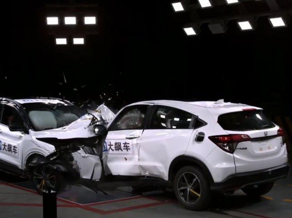 Honda HR-V Vs Mobil China Diadu Banteng, Mana yang Paling Aman?