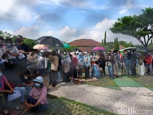 Animo Warga Tinggi, Kerumunan Terjadi Saat Vaksinasi COVID di Cilegon