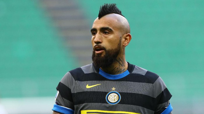 MILAN, ITALY - FEBRUARY 28: Arturo Vidal of FC Internazionale looks on during the Serie A match between FC Internazionale and Genoa CFC at Stadio Giuseppe Meazza on February 28, 2021 in Milan, Italy. (Photo by Marco Luzzani/Getty Images)