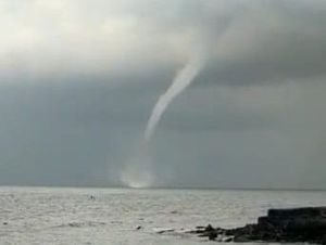 Waterspout Muncul dan Menari di Tengah Selat Bali Waterspout Muncul dan Menari di Tengah Selat Bali