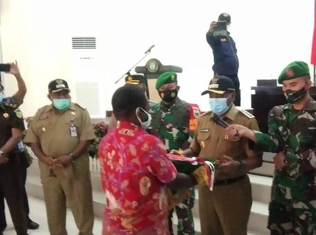 Pilih NKRI, Simpatisan OPM di Papua Barat Serahkan Bendera Bintang Kejora Pilih NKRI, Simpatisan OPM di Papua Barat Serahkan Bendera Bintang Kejora