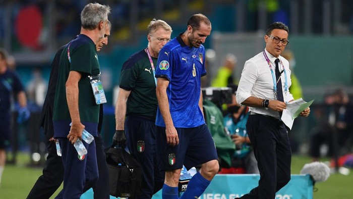 ROME, ITALY - JUNE 16: Giorgio Chiellini of Italy looks dejected as he leaves the pitch after picking up an injury during the UEFA Euro 2020 Championship Group A match between Italy and Switzerland at Olimpico Stadium on June 16, 2021 in Rome, Italy. (Photo by Claudio Villa/Getty Images)