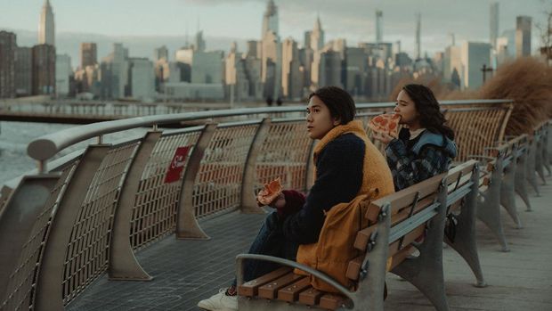 ALI & RATU RATU QUEENS (L to R) IQBAAL RAMADHAN as ALI in ALI & RATU RATU QUEENS Cr. RADITYA BRAMANTYA/NETFLIX  2021