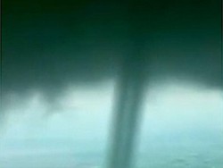 Detik-detik Angin Puting Beliung Terjang Permukiman Warga di Gowa