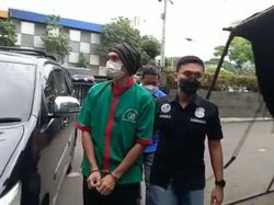 Momen Anji Usai Jalani Asesmen di BNNP DKI, Tangan Terborgol