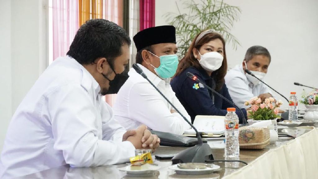 Suasana Saat Bupati Aceh Besar Tegur Utusan Kemenkes Tak Berjilbab Suasana Saat Bupati Aceh Besar Tegur Utusan Kemenkes Tak Berjilbab
