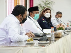 Profil Bupati Aceh Besar yang Tegur Utusan Kemenkes karena Tak Berhijab