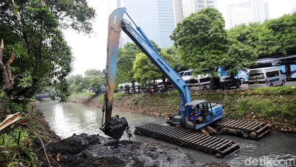 Cegah Pendangkalan, Kali Cideng Dikeruk