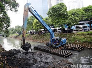 Cegah Pendangkalan, Kali Cideng Dikeruk