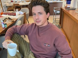 Charlie Puth Jual Rumah tapi Nggak Laku-laku, Eh Sekarang Harganya Turun