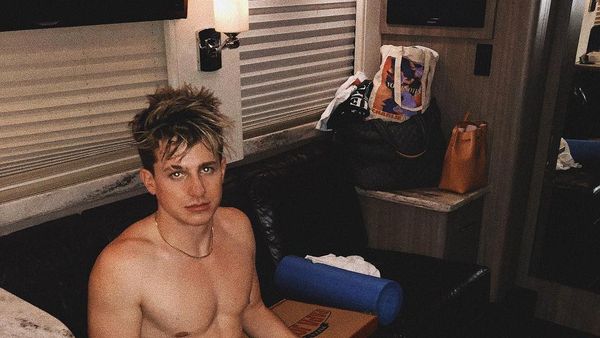 Ekspresi Charlie Puth saat Ngopi dan Jajan Es Krim Ini Bikin Salfok