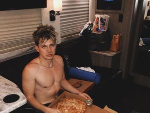 Ekspresi Charlie Puth saat Ngopi dan Jajan Es Krim Ini Bikin Salfok