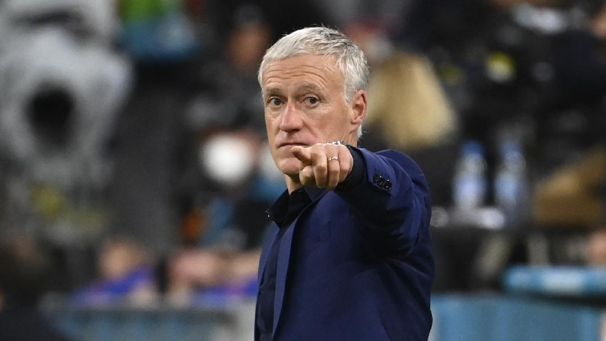 Didier Deschamps mengaku terluka karena menghidari parasut dari aktivis Greenpeace. (Foto: AP/Franck Fife)