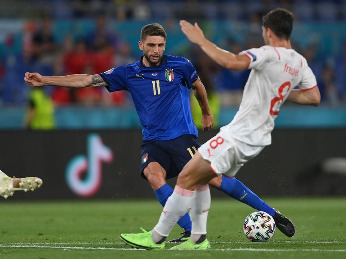 ROME, ITALY - JUNE 16: Domenico Berardi of Italy is challenged by Remo Freuler of Switzerland during the UEFA Euro 2020 Championship Group A match between Italy and Switzerland at Olimpico Stadium on June 16, 2021 in Rome, Italy. (Photo by Mike Hewitt/Getty Images)