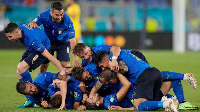 ROME, ITALY - JUNE 16: Manuel Locatelli of Italy celebrates with team mates after scoring their sides second goal during the UEFA Euro 2020 Championship Group A match between Italy and Switzerland at Olimpico Stadium on June 16, 2021 in Rome, Italy. (Photo by Alessandra Tarantino - Pool/Getty Images)