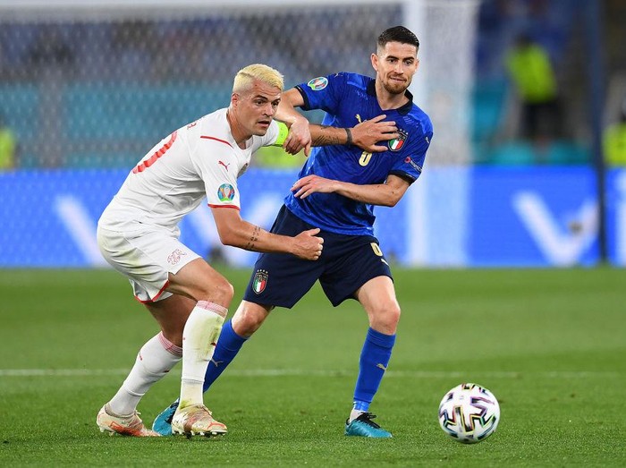 ROME, ITALY - JUNE 16: Jorginho of Italy battles for possession with Granit Xhaka of Switzerland during the UEFA Euro 2020 Championship Group A match between Italy and Switzerland at Olimpico Stadium on June 16, 2021 in Rome, Italy. (Photo by Claudio Villa/Getty Images)