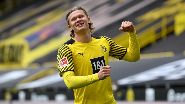 DORTMUND, GERMANY - MAY 22: Erling Haaland of Borussia Dortmund celebrates after scoring their teams first goal  during the Bundesliga match between Borussia Dortmund and Bayer 04 Leverkusen at Signal Iduna Park on May 22, 2021 in Dortmund, Germany. Sporting stadiums around Germany remain under strict restrictions due to the Coronavirus Pandemic as Government social distancing laws prohibit fans inside venues resulting in games being played behind closed doors. (Photo by Matthias Hangst/Getty Images)