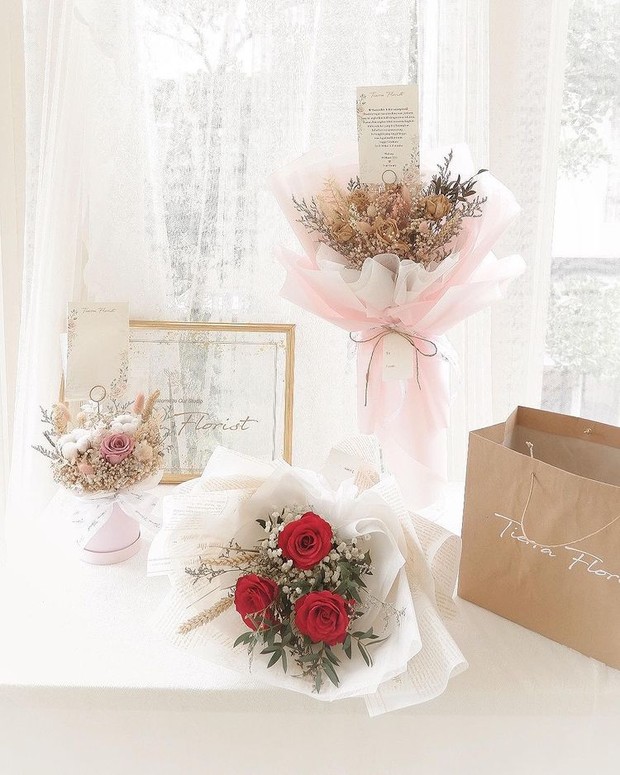 Hadiah buket bunga/ sumber: instagram.com/tierraflorist/ Beri hadiah buket bunga untuk momen dan orang spesial.
