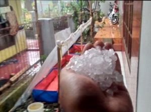 Hujan Es dan Angin Kencang Terjang Bandung, Pohon Tumbang-Rumah Rusak