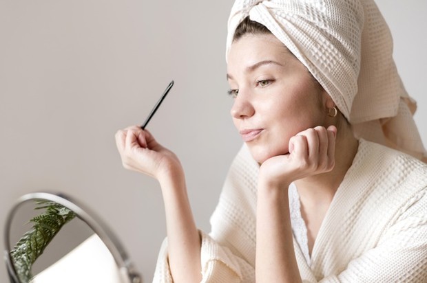 Ilustrasi memakai pensil alis.