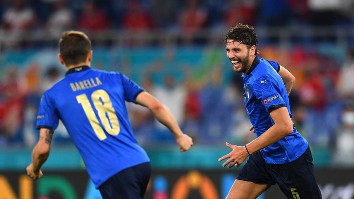 ROME, ITALY - JUNE 16: Manuel Locatelli of Italy celebrates with Nicolo Barella after scoring their sides first goal during the UEFA Euro 2020 Championship Group A match between Italy and Switzerland at Olimpico Stadium on June 16, 2021 in Rome, Italy. (Photo by Claudio Villa/Getty Images)