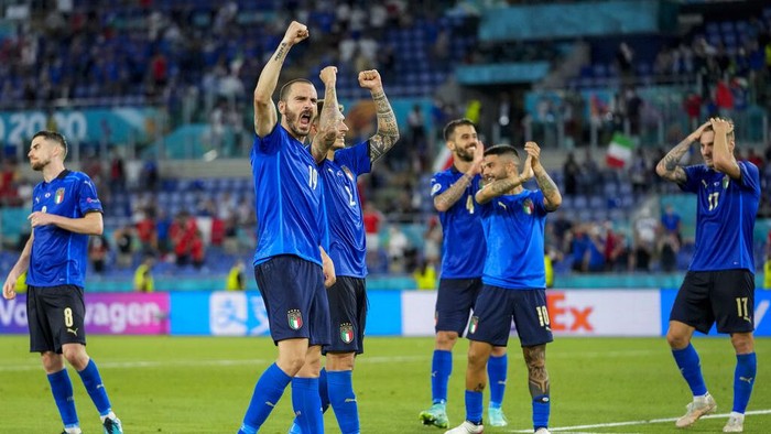 Italy players celebrate their victory against Switzerland after the Euro 2020 soccer championship group A match at the Olympic stadium in Rome, Italy, Wednesday, June 16, 2021. (AP Photo/Alessandra Tarantino, Pool)