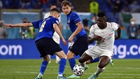 Italia menguasai betul ball possesion sekaligus tak memberikan ruang untuk Swiss menyerang. Andreas Solaro/Pool Photo via AP.