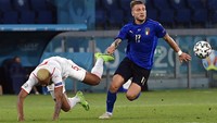 Italia tampak beringas menekan Swiss yang tak mampu keluar dari daerahnya sendiri. Andreas Solaro/Pool Photo via AP.