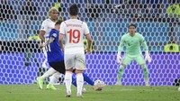 Italia memantapkan kemenangan 3-0 di menit ke-89. Immobile di depan kotak penalti langsung melepaskan tembakan keras yang menyarangkan bola ke pojok kanan dan tak bisa dihalau Sommer. Ettore Ferrari, Pool via AP.