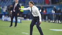 Roberto Mancini memberikan pengarahan kepada para pemain Italia. Ettore Ferrari, Pool via AP.