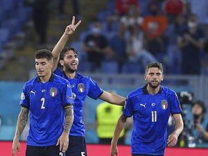 Koneksi Duo Sassuolo Bantu Italia Tumbangkan Swiss