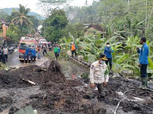 Jalur Penghubung Dua Kecamatan di Trenggalek Tertimbun Longsor