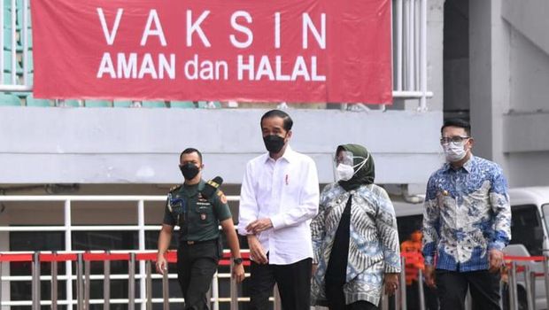 Jokowi meninjau vaksinasi di Stadion Pakansari Bogor.