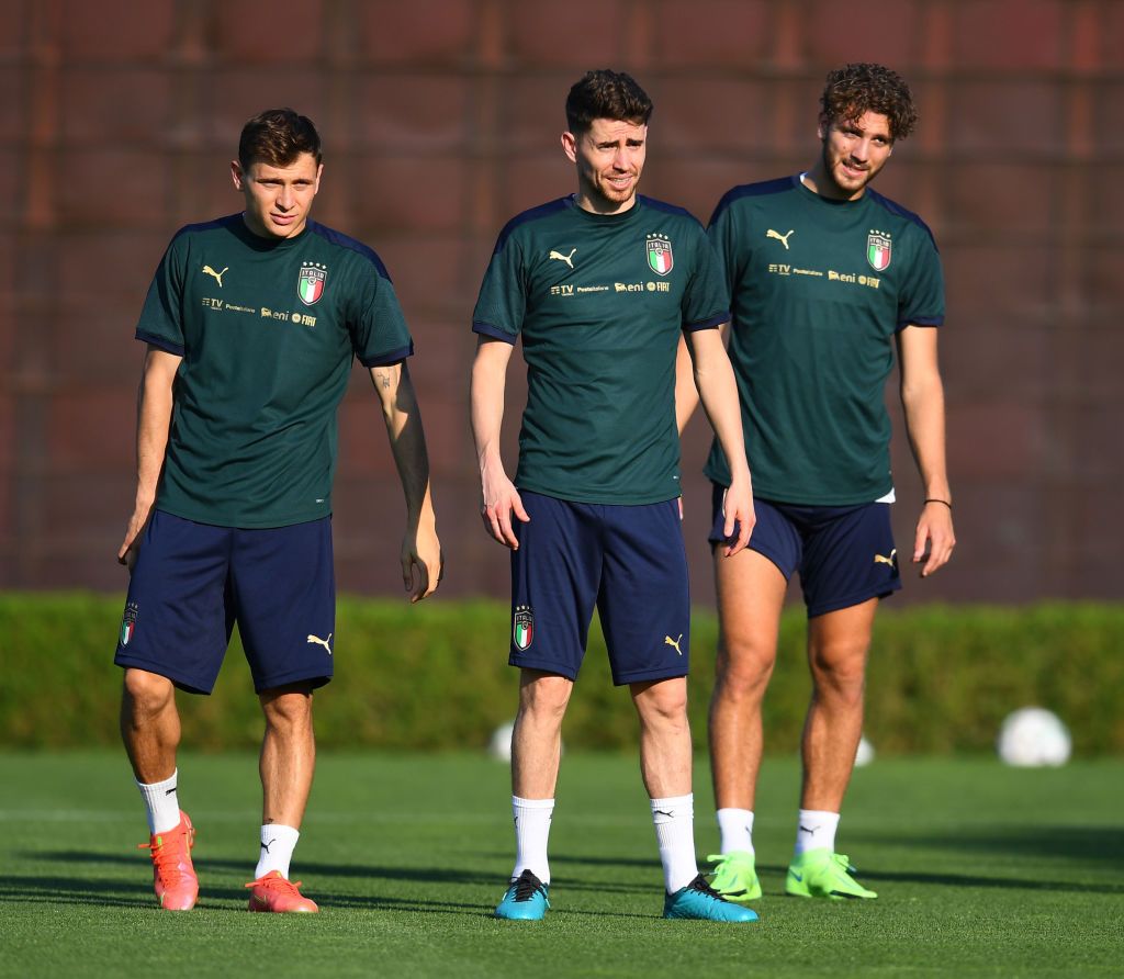 FLORENCE, ITALY - JUNE 13: Jorginho, Manuel Locatelli and Nicolo Barella of Italy in action during an Italy training session at Centro Tecnico Federale di Coverciano on June 13, 2021 in Florence, Italy. (Photo by Claudio Villa/Getty Images)