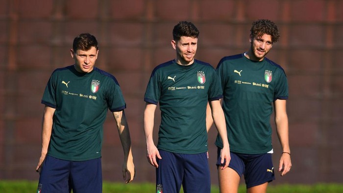 FLORENCE, ITALY - JUNE 13: Jorginho, Manuel Locatelli and Nicolo Barella of Italy in action during an Italy training session at Centro Tecnico Federale di Coverciano on June 13, 2021 in Florence, Italy. (Photo by Claudio Villa/Getty Images)