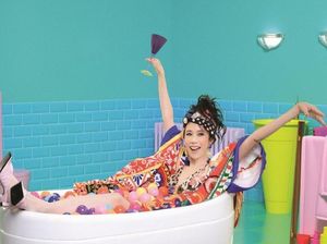 Penyanyi Hong Kong Dikecam Setelah Pakai Baju Dolce & Gabbana di Video Klip