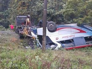 Bus Terbalik di Madiun, 12 Orang Luka-luka