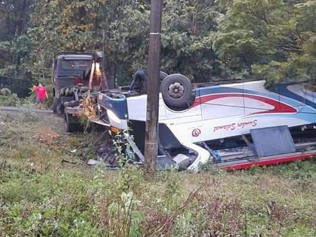 Bus Terbalik di Madiun, 12 Orang Luka-luka Bus Terbalik di Madiun, 12 Orang Luka-luka