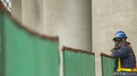Pasalnya belum pernah terjadi di negara Asia lainnya, klaim Anies, pemasangan atap seperti ini.