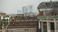 Rangka atap ini memiliki berat 3.900 ton, panjang 270 meter, dan diangkat hingga ketinggian 70 meter.