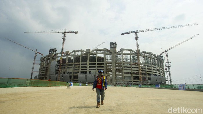 Penyelesaian pembangunan Jakarta International Stadium terus dikebut siang dan malam. Rencananya, proyek ini ditarget rampung pada Desember 2021.