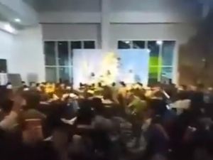 Orang-orang Asyik Joget di Mal Sleman City Meski Corona Melonjak