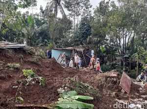 Detik-detik Longsor di Banyuwangi yang Renggut Nyawa Seorang Bocah Detik-detik Longsor di Banyuwangi yang Renggut Nyawa Seorang Bocah