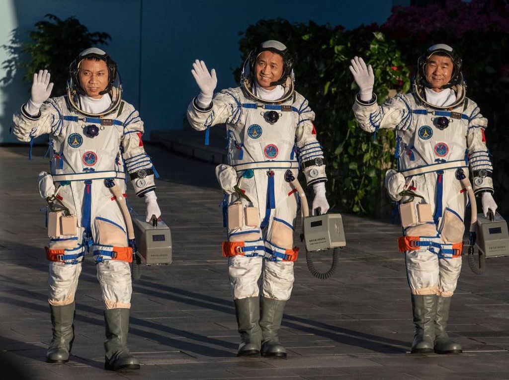 Spacewalk Perdana Astronaut China di Luar Angkasa Spacewalk Perdana Astronaut China di Luar Angkasa