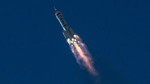 Momen China Luncurkan 3 Astronaut ke Luar Angkasa