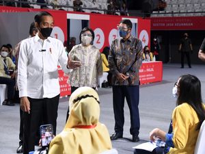 Momen Jokowi Pantau Vaksinasi di Tenis Indoor Senayan