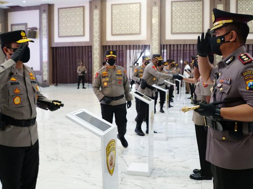 Sejumlah Kapolres dan PJU di Polda Jatim Resmi Diganti Sejumlah Kapolres dan PJU di Polda Jatim Resmi Diganti